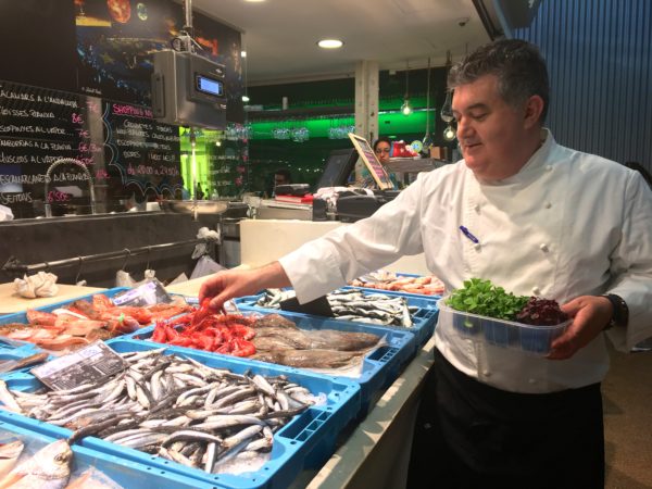 Private chef in a local market in Barcelona